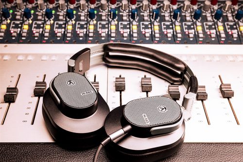 Austrian-Audio-Hi_X65_lifestyle4